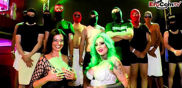 Deutsche Lehrerin zeigt Schülern anal und macht gangbang